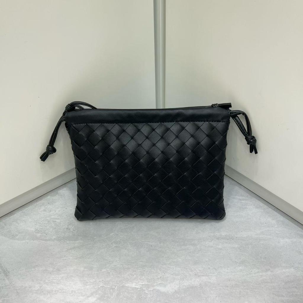 Borsa a Spalla Grande Capacità in Pelle di Mucca Intrecciata con Pochette a Coulisse 2025