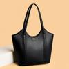 Fashionable Lady's Shoulder Bag with Large Capacity for Commuting and Daily Use, Featuring A Spacious Compartment.