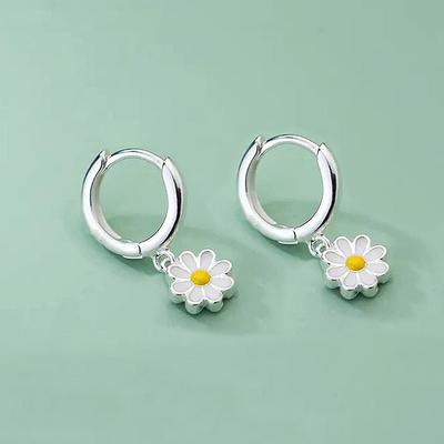 1Pair New Simple Cute Daisy Flower Pendant Stud Earrings For Women Girls Sweet Earrings Girl Wedding Party Jewelry Gift