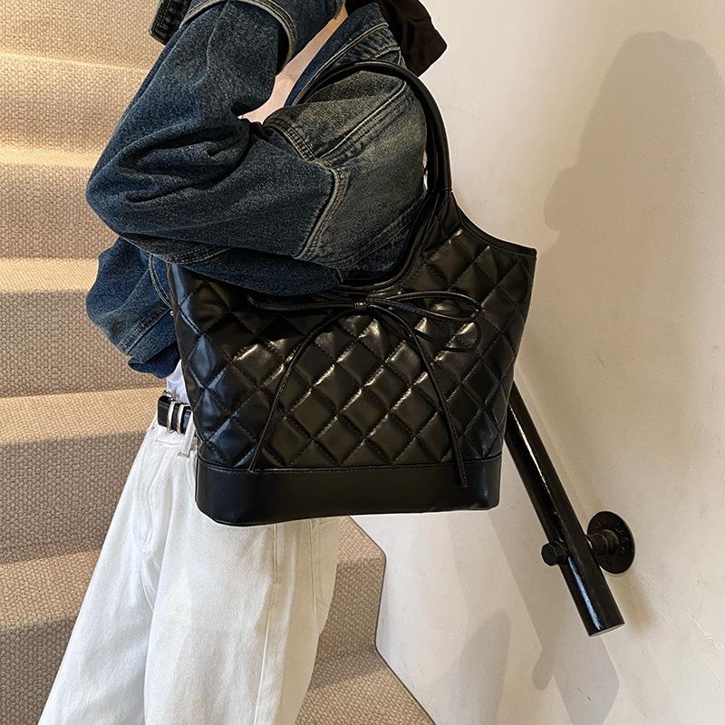 New ultra-light large-capacity handbag bag women's autumn new fashion Lingge bow vegetable basket bag shoulder bag