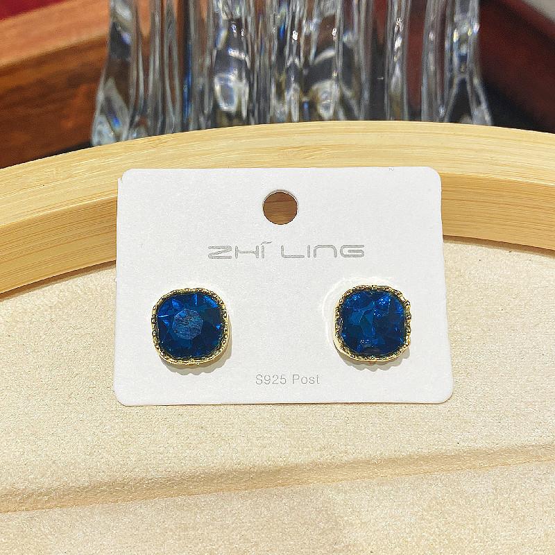 Stylish and simple square high-end stud earrings, women's geometric versatile temperament earrings, elegant and atmospheric earrings.