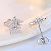 Kolczyki sztyfty w stylu Mori z koreańskim słodkim liściem, cyrkoniami i płatkiem śniegu dla kobiet - świąteczna biżuteria z temperamentem