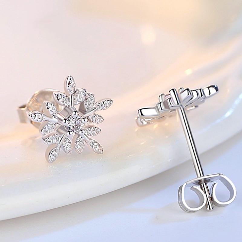 Kolczyki sztyfty w stylu Mori z koreańskim słodkim liściem, cyrkoniami i płatkiem śniegu dla kobiet - świąteczna biżuteria z temperamentem