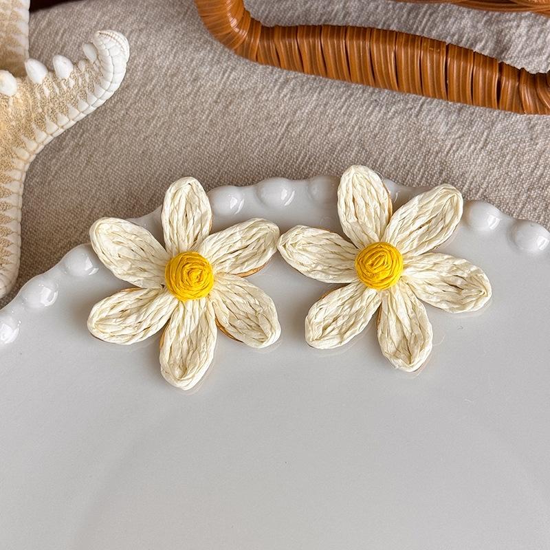 Cute Handmade Woven Sunflower Clip Earrings Raffia Flower Ear Clip for Women Beach Vacation Jewelry Gift Accessories Gifts
