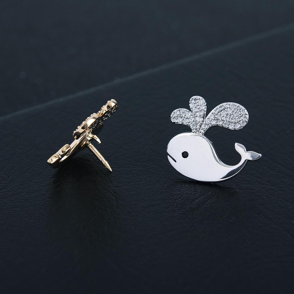 Elegant Gold-Plated Whale Brooch for Women with Zircon Inlay – High-Grade, Niche Lapel Pin with Anti-Exposure Button.