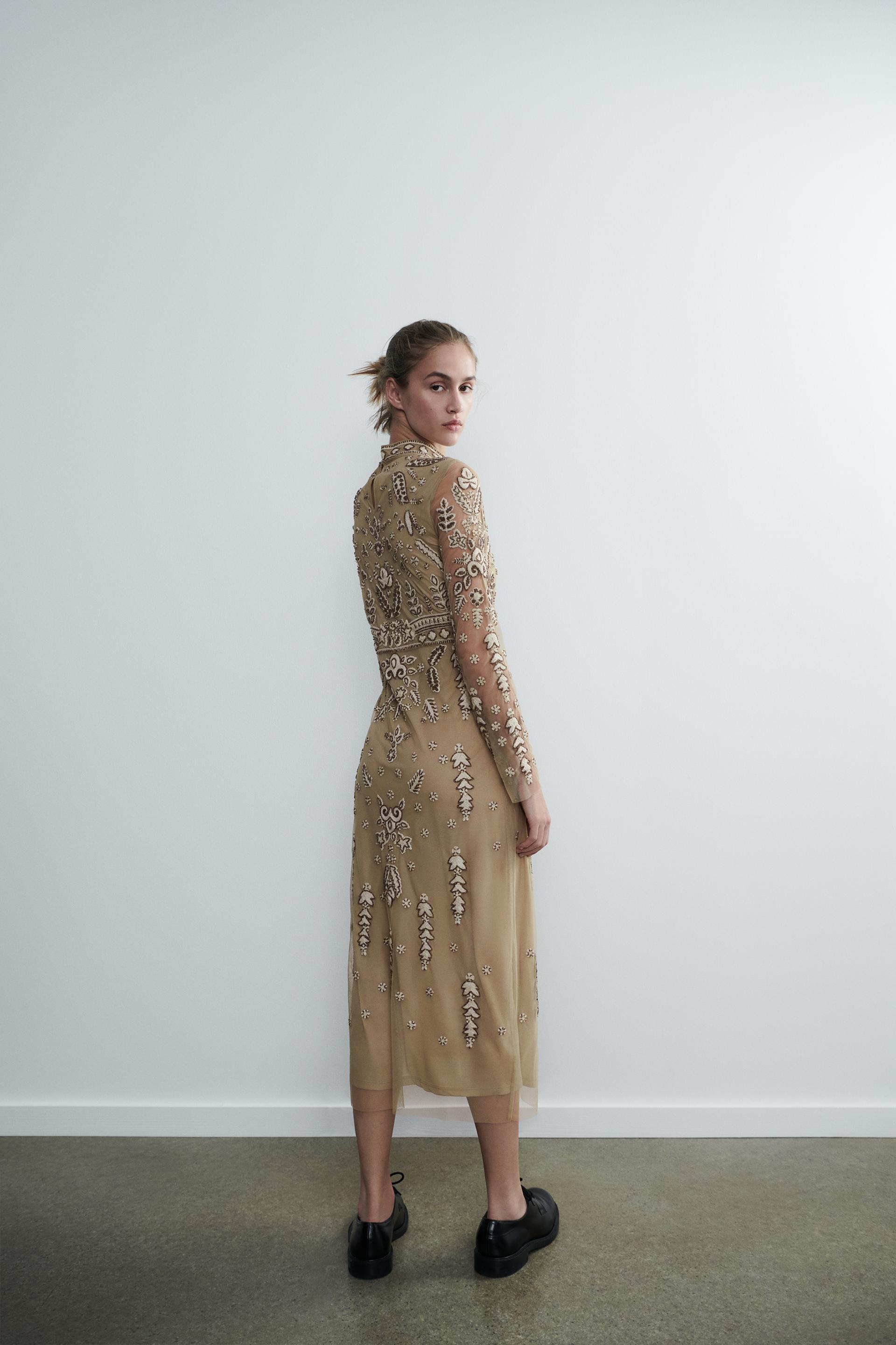 

ТРИКОТАЖНОЕ ПЛАТЬЕ С БИСЕРОМ