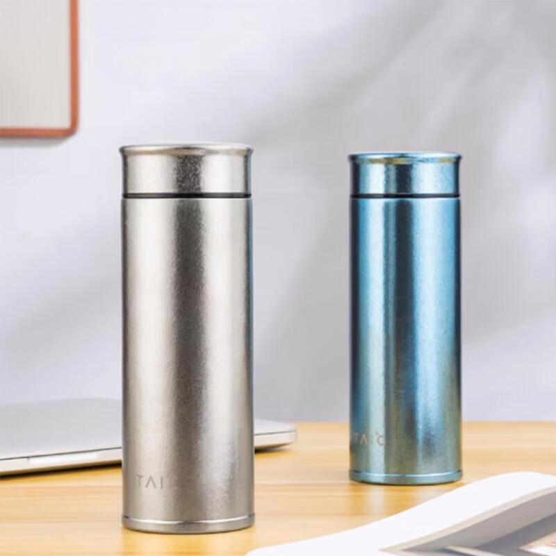 TAIC Reintitan Isolierte Wasserflasche
