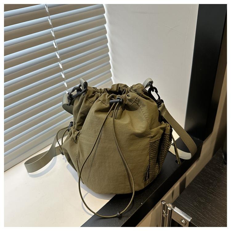 Nylon drawstring bundle bag shoulder bag women go out simple and lightweight mobile phone bag fashion casual literary and artistic messenger bag