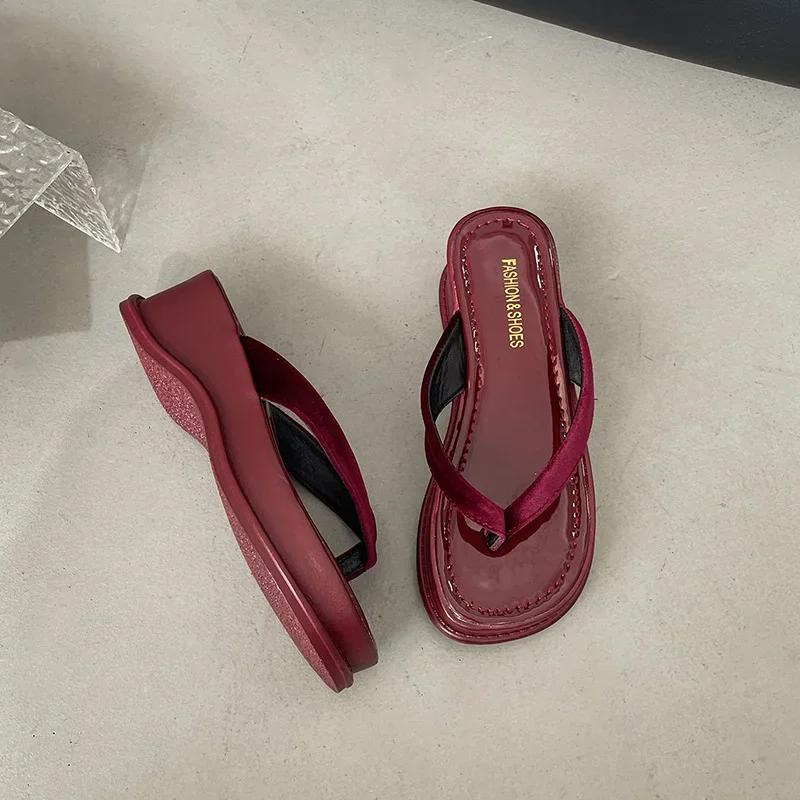 Modă Comemore Papuci de vară noi cu deget pentru femei, Modă Elegantă, cu talpă groasă, Pantofi tip șlapi cu pană de exterior pentru doamne