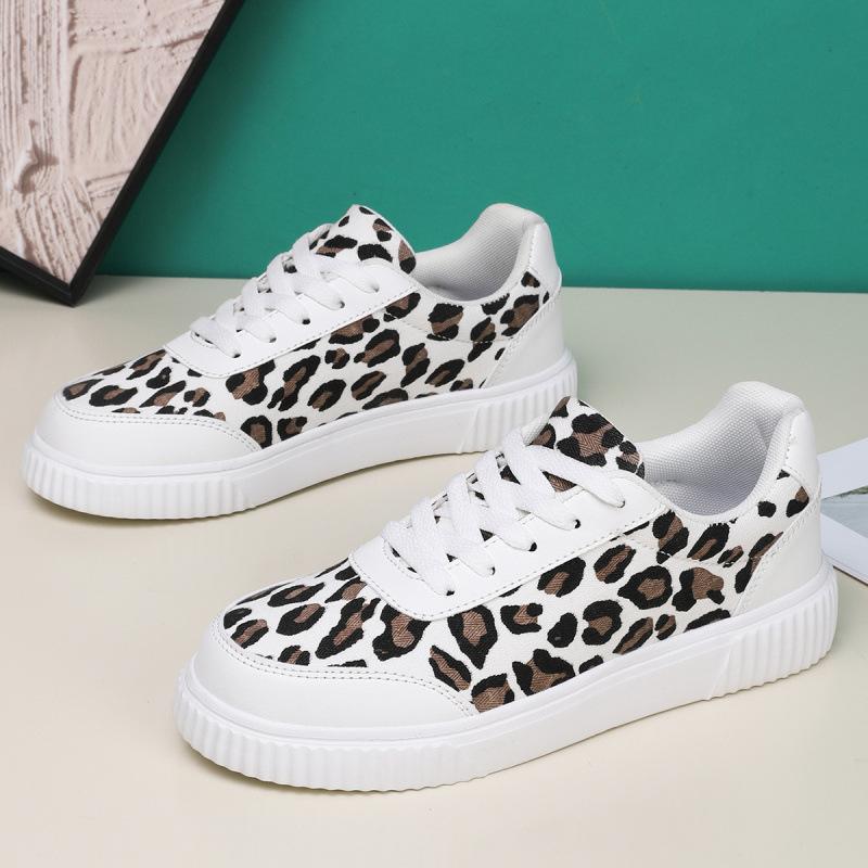

2025 fashion new summer comfortable low-top board shoes men s Korean version trend outdoor casual women s shoes printed canvas shoes 36