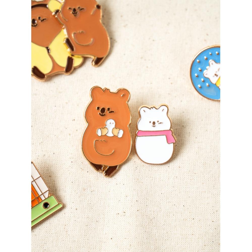 

Набор зимних значков Daiso Pin из 2 шт. Mixed animals (quokka+stove)