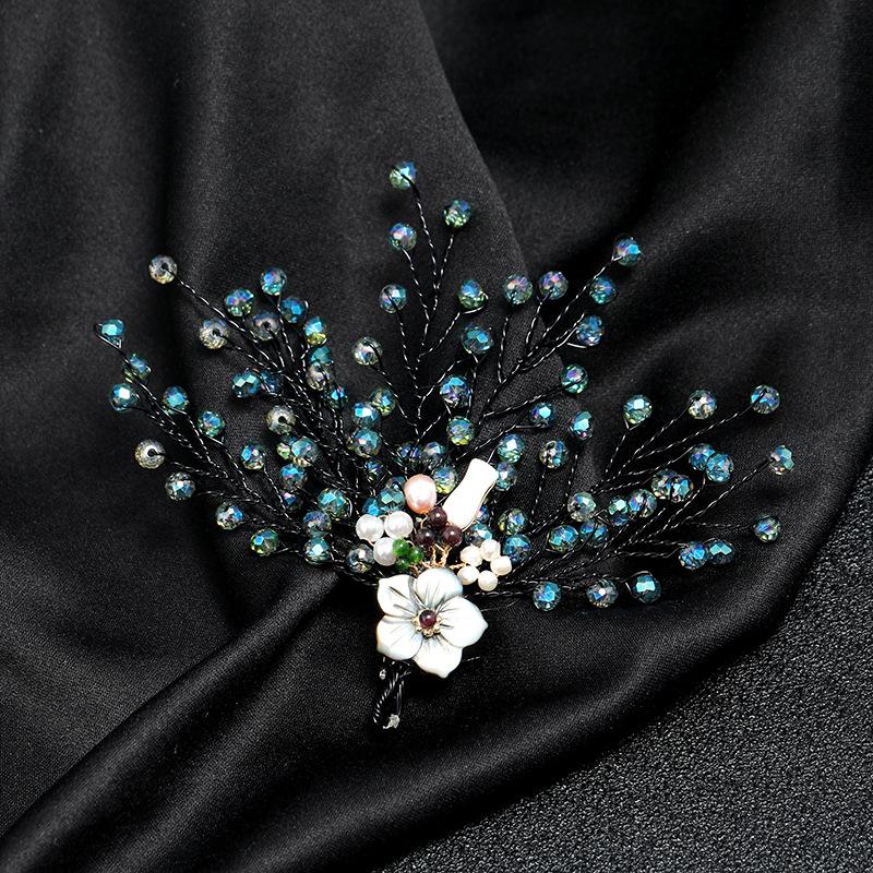 Natural crystal shell flower brooch women's high-end atmospheric retro elegant brooch jacket suit pin handmade jewelry