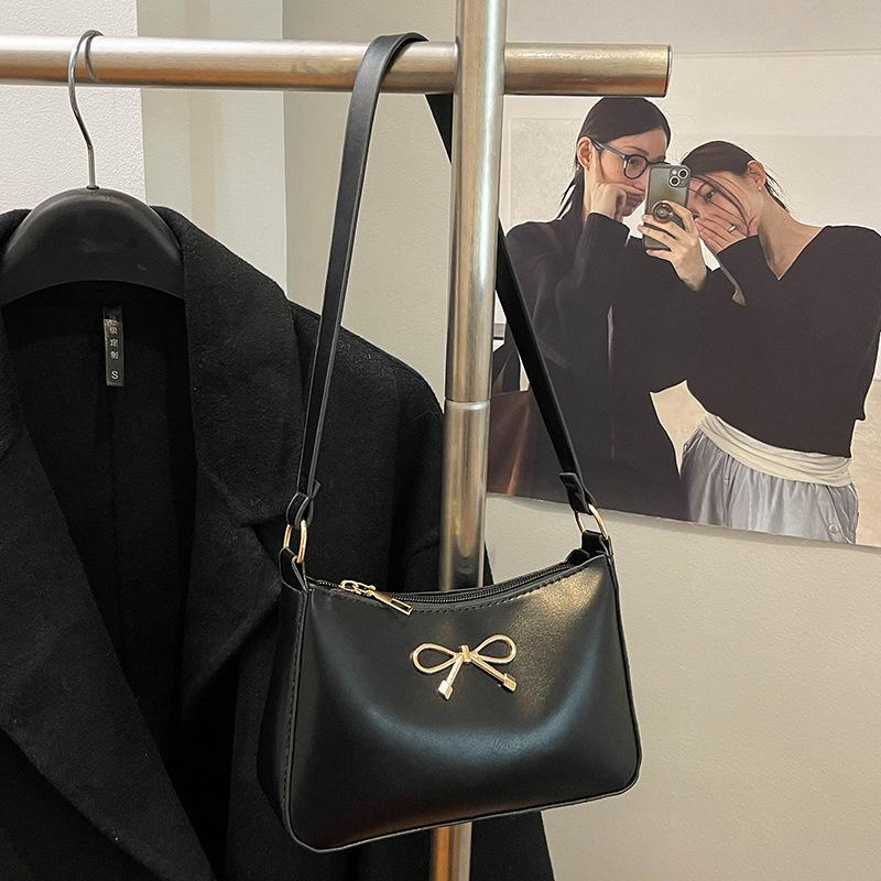 

2025 French niche design single shoulder underarm bag women s new niche design foreign style pleated messenger bag women s bag чёрный