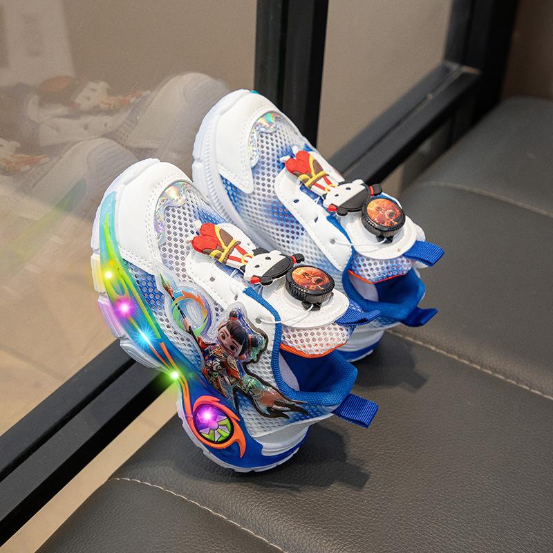 Cute luminous children's sports shoes 2025 spring new boys and girls medium and large children's sports and leisure mesh