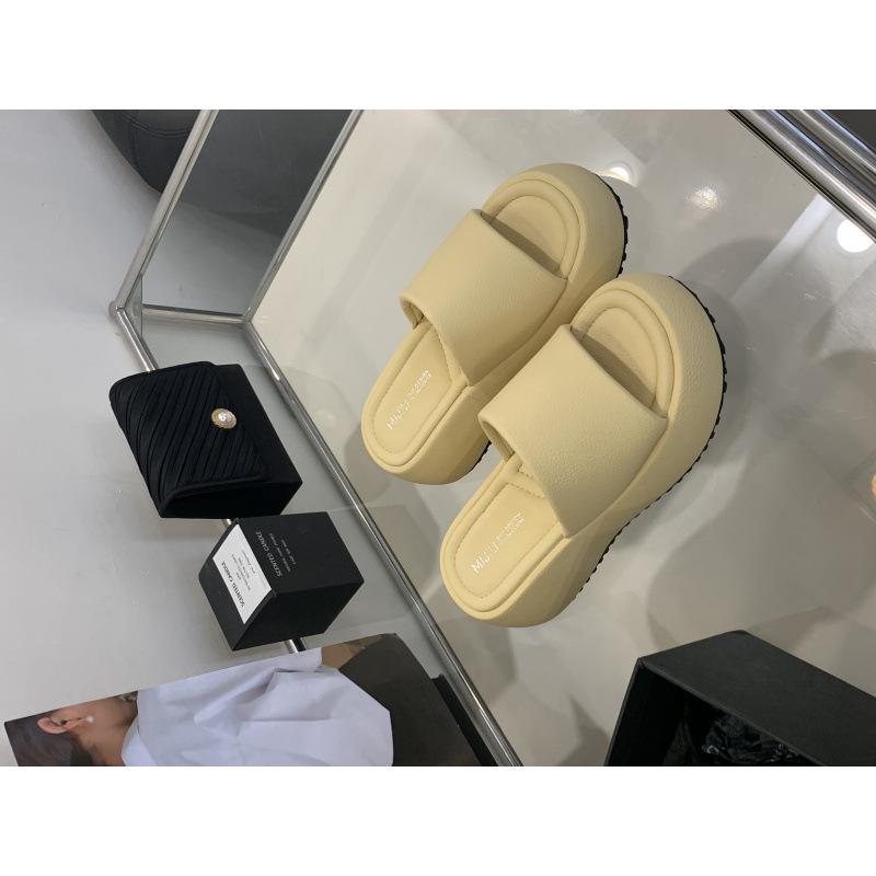 In the summer of 2025, the new thick-soled one-word cool slippers wear candy color with skirts to increase the height of beach shoes for women