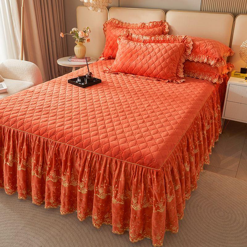 Zeitgenössisches gestepptes Karomuster-Spitzen-Bettrock-Set mit Kissenbezügen - 3-teilig, weiches, bequemes, atmungsaktives einfarbiges Design für das Schlafzimmer