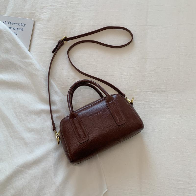Retro Niche Design New Simple and Exquisite Handbag Fashionable and Versatile 2025 Autumn Women's Shoulder Messenger Bag