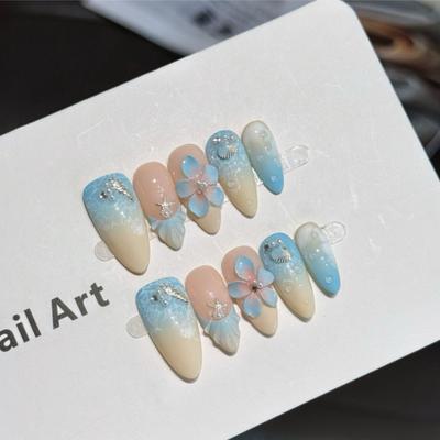10 Stück Handgefertigte Blaue Farbverlauf Falsche Nägel mit 3D-Blumen- & Meeresmuschel-Akzenten
