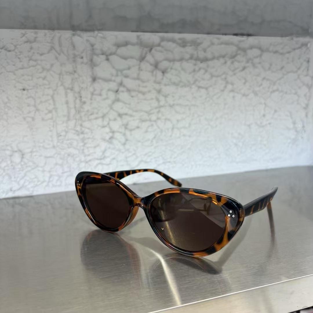

Cat Eye Shape Sunglasses for Women Vintage Style Rivets Decoration Sun Glasses for Women Driving Fishing Men Sunglass