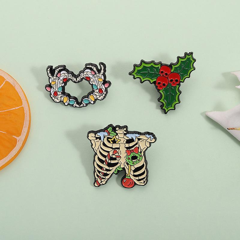 Halloween Rib Cage Enamel Pins Floral Skeleton Hand Hand Heart Gesture Brooches Lapel Badge Christmas Jewelry Gifts for Friends