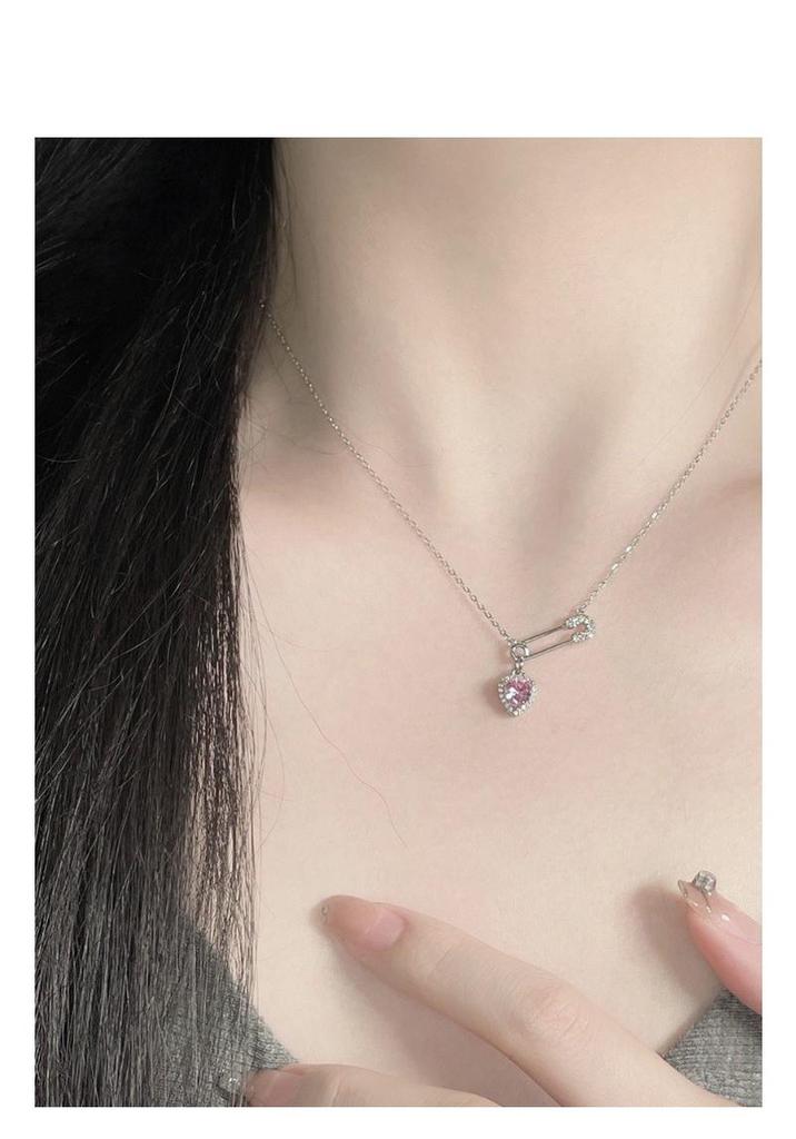 Heart-Shaped Zircon Paperclip Necklace for Women, Light Luxury Clavicle Chain In Runaway Princess Style.