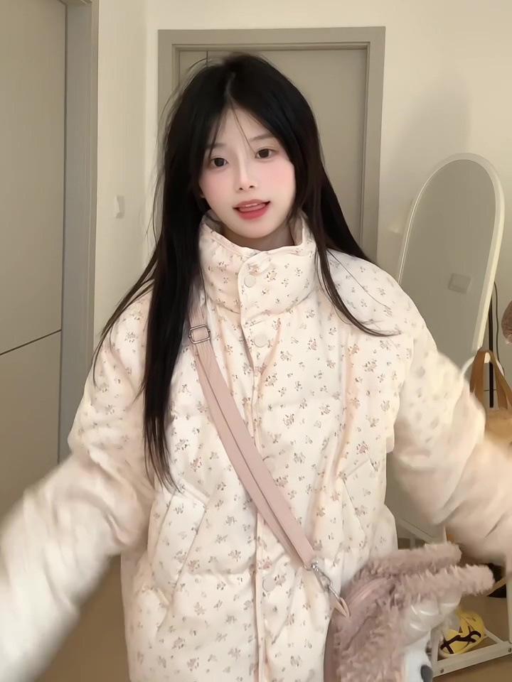 2024 Winter Women's Sweet Floral Cotton-Padded Jacket: Short, Stand-Up Collar, Thickened Milk-Colored Design