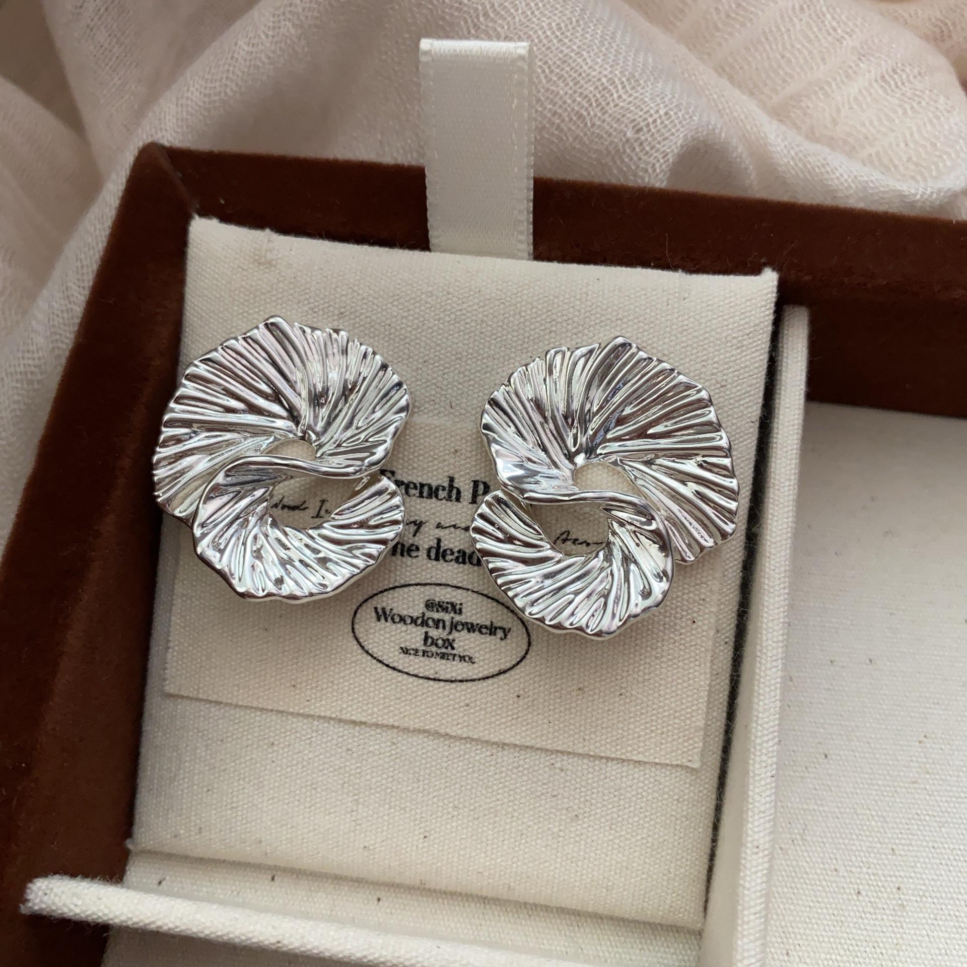 Niche three-dimensional pleated spiral stud earrings metal abstract art temperament light luxury high-end light luxury fashion earrings