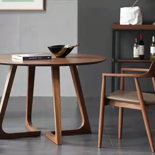 Nordic Solid Wood Round Dining Table for Small Apartments or Business Reception