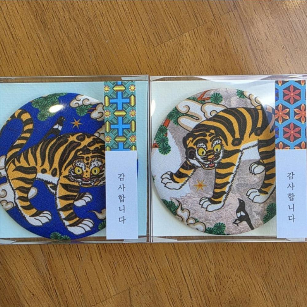 Handgemachter koreanischer Handspiegel mit Tiger "Derpy" und der Elster "Sussie"