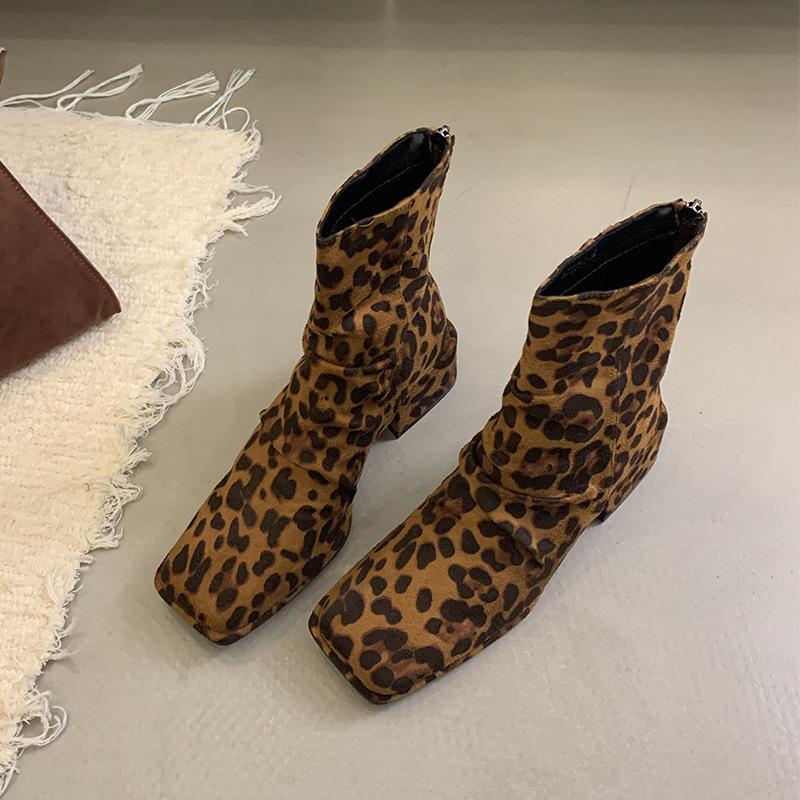 

Богатые ножки матовая замша толстый каблук короткие ботинки 2025 осень и зима леопардовый принт присборенный квадратный носок тонкие мартинсы одинарные ботинки женские 39 леопардовый
