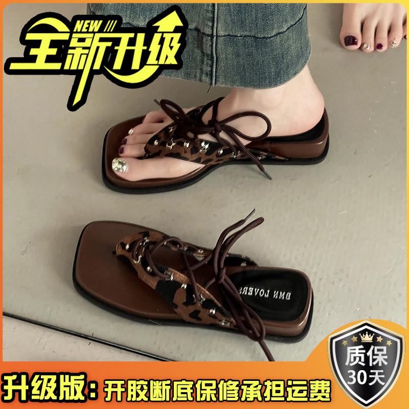 Square head slope heel thick bottom fashion versatile casual flip-flops women's summer new pinched feet beach cool slippers