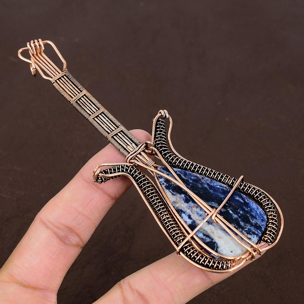 Natürlicher Sodalith Edelstein Handgefertigter Kupferdraht Wickel Gitarrenanhänger 4,53" D0V15