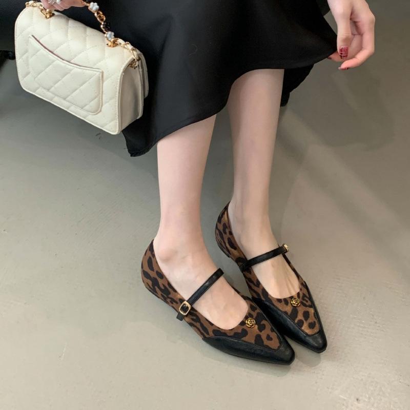 

2025 early spring new fashion metal buckle one-word buckle with pointed soft sole inner height increase single shoe 39 темно-коричневого