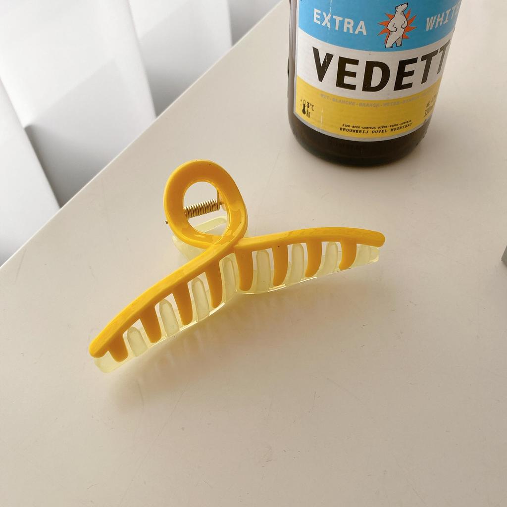 Beautifully Plastic Crafted Hair Claw Clips With Elegant Shapes And Vibrant Colors For Every Hairstyle Needs