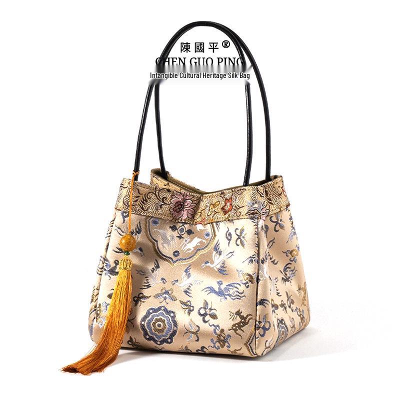 

Сумка из шелка тутового дерева с парчой Сяньюньша и кисточкой-подвеской - Аксессуар для ципао и ханьфу в национальном стиле