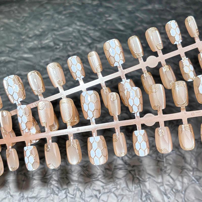 Gold-Plated Orange Snakeskin Press-On Nails: Luxurious Temperament Style with Nail Stickers, High-End Pre-Made Tips, 30 Pieces.