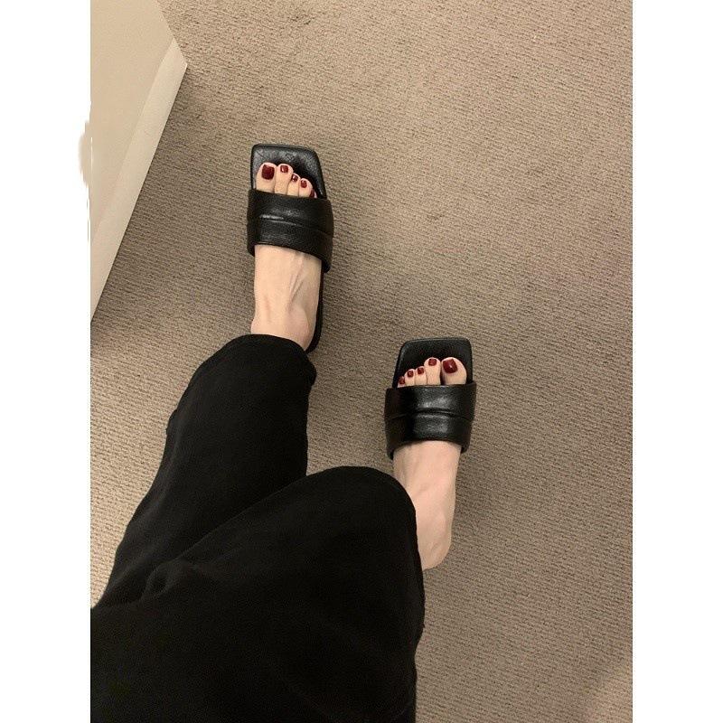 Koreanischer Feenwind offene Zehen quadratische Zehenpartie Ein-Wort-Slipper Damen Sommer Außenbekleidung Rock wunderschön ausbrechend silberne flache Sohle Sandalen