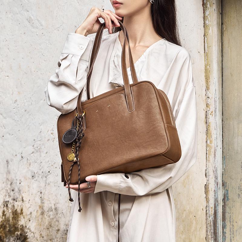 Women's Veg-Tanned Cowhide Bowling Bag: Fall/Winter 2025 Commute & Fashionable Crossbody Handbag