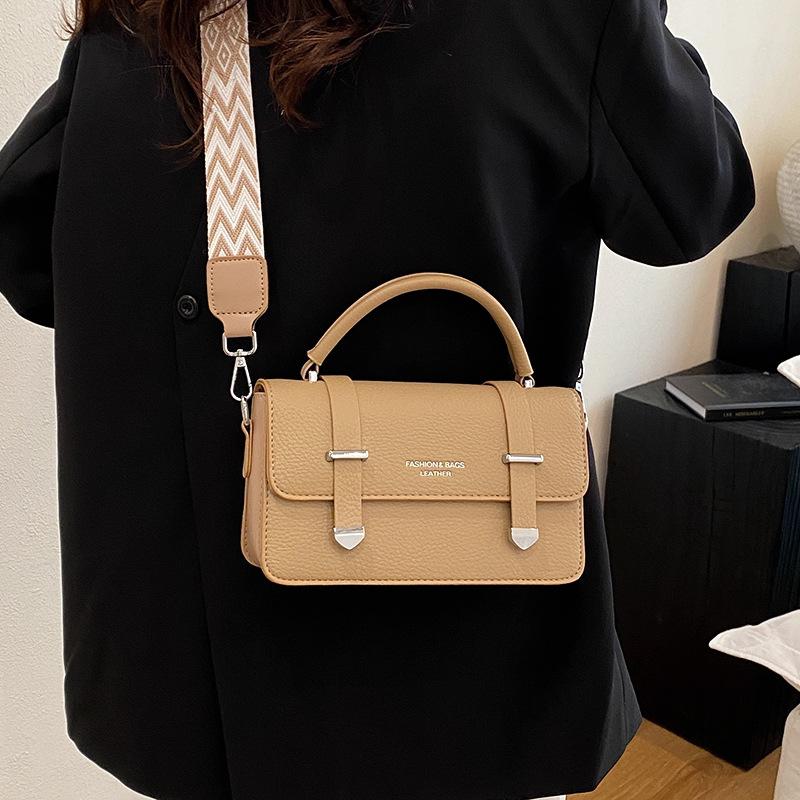 Bao Nu's New Handbag Is Versatile and Fashionable, and It Is A Small Square Bag with One Shoulder