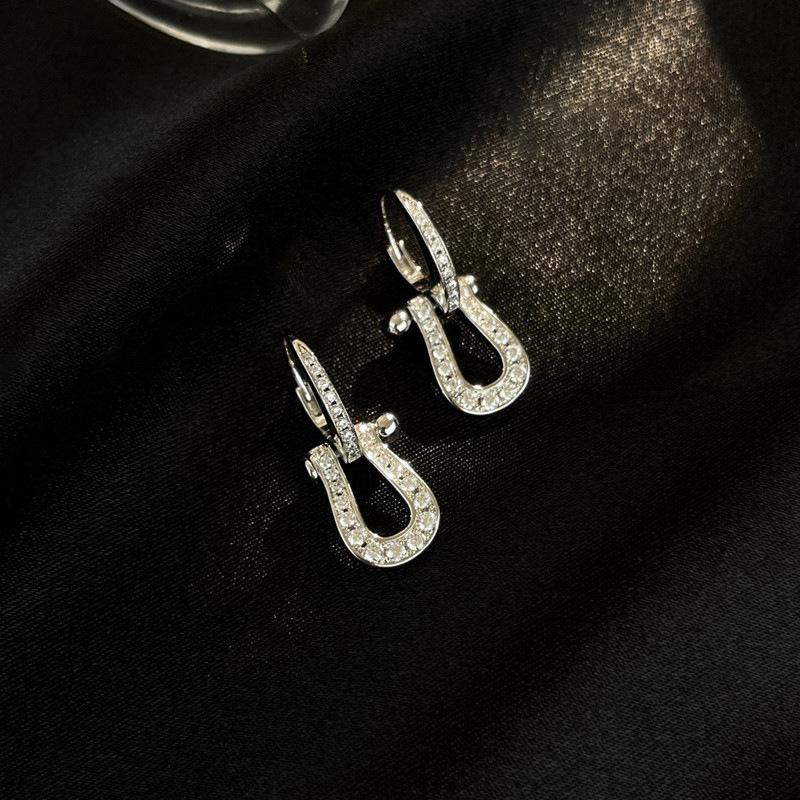 Micro-inlaid zircon U-shaped horseshoe buckle earrings, exquisite niche light luxury, exquisite ear buckle, fashionable and versatile earrings.