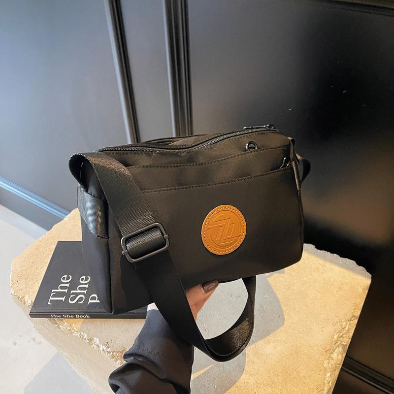 Casual simple bag women's new fashion niche design shoulder messenger bag multi-layer pillow bag