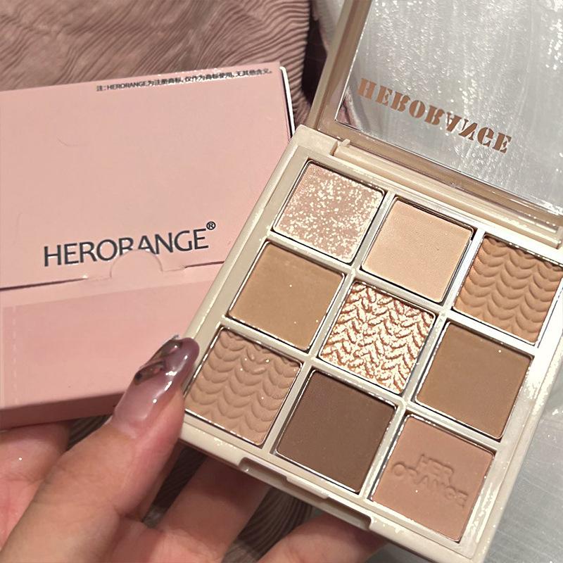 

HER ORANGE ~ Вязаная на пуговицах девятицветная палитра теней для век с жемчугом и матовыми тонкими вспышками осенне-зимних теней для век