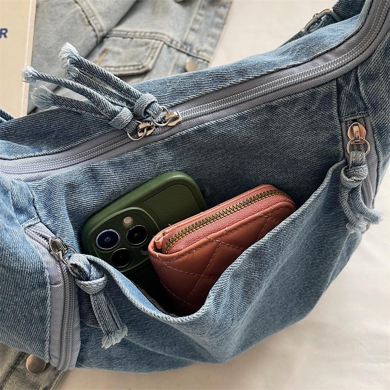Retro large-capacity foreign-style personalized dumpling bag 2026 spring new fashion college student commuting shoulder messenger bag