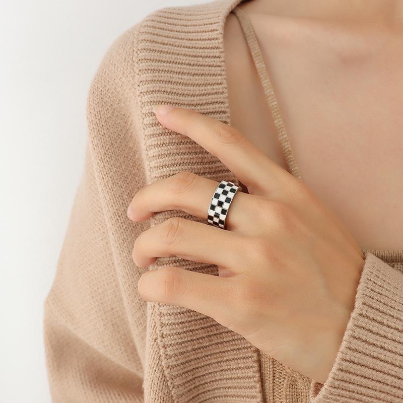 Europäischer Retro Schwarz-Weiß Karomuster Titanring: Lichtbeständig, Vergoldet, Personalisierter Stil.