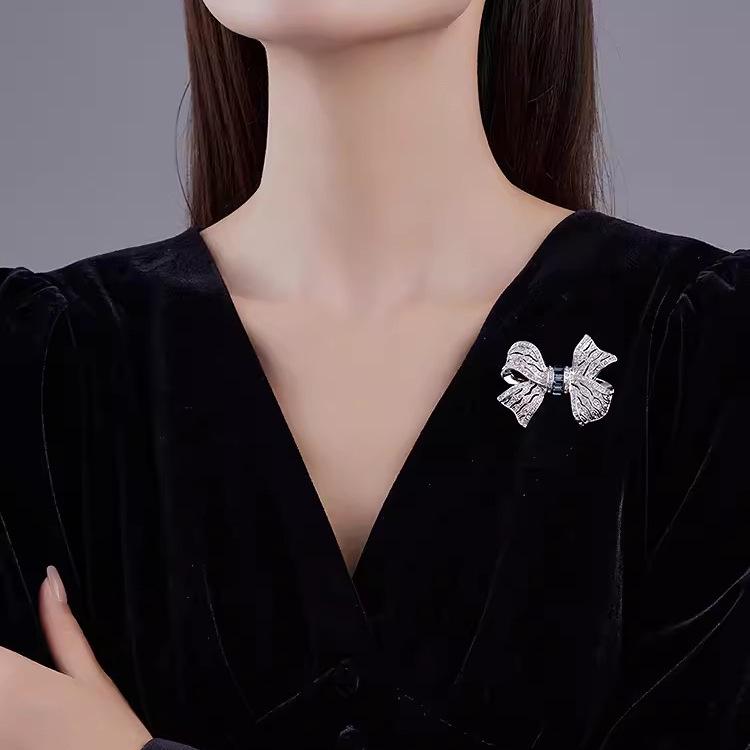 High-End Women's Luxurious Bow Brooch – Elegant, Niche Design Corsage Pin for Suits