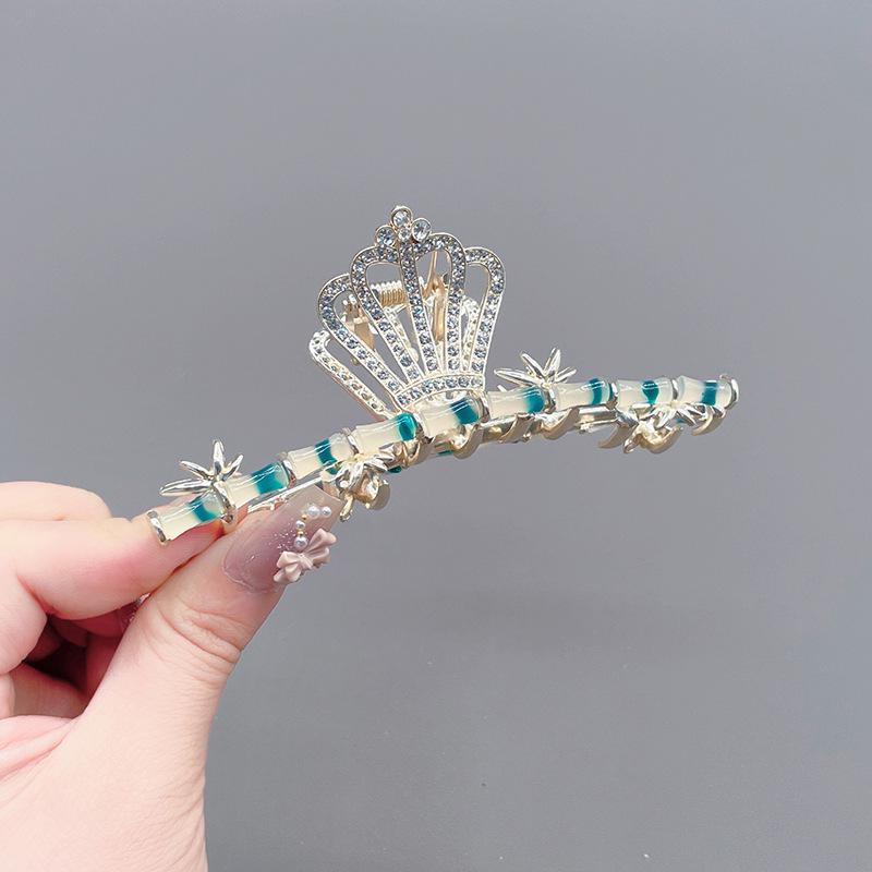 

Заколка для волос «Акула» с жемчугом и стразами «Лилия долины»