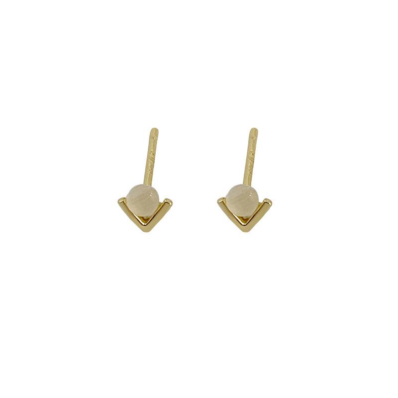 

Изысканные серьги-гвоздики «кошачий глаз» в форме буквы V. Маленькие и высококачественные мини-серьги.