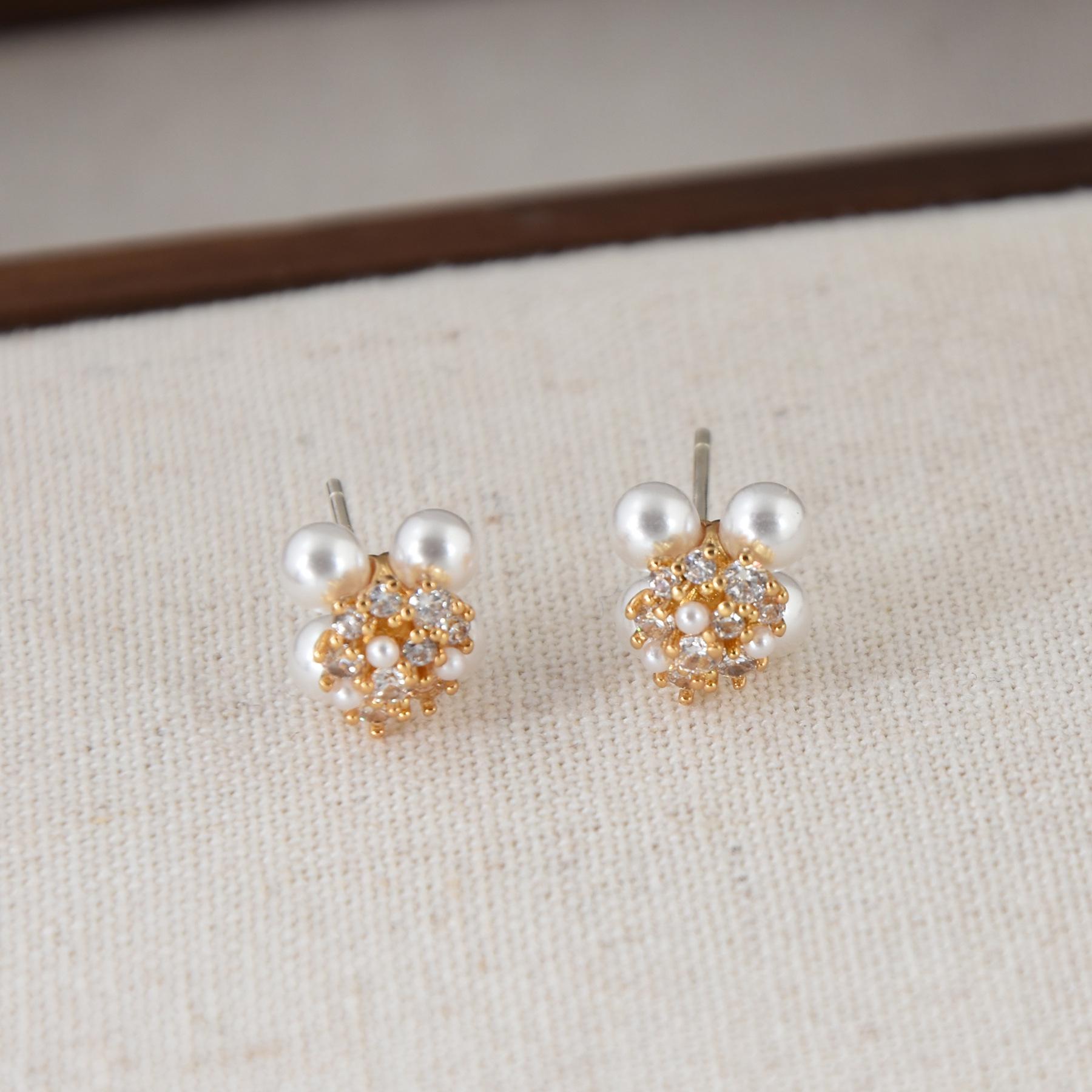 

Серьги-пусеты из серебра 925 пробы с жемчугом и цветами: Трендовая Высококлассная Мода 2024 для Женщин