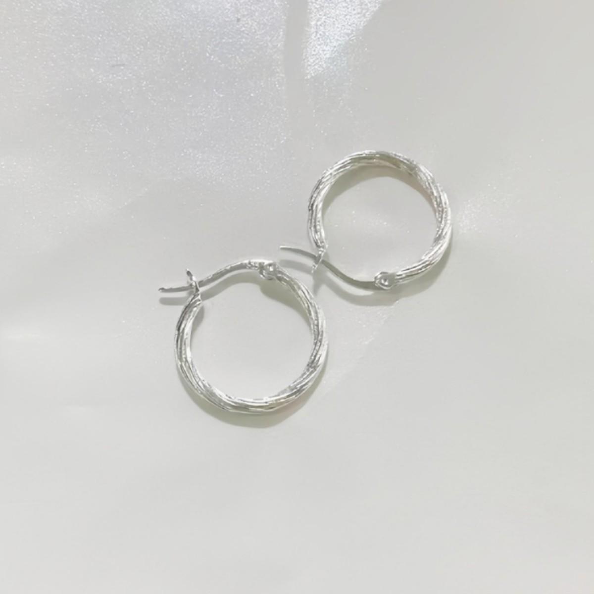 Простые круглые серьги-кольца: Трендовый европейский и американский дизайн серебряный