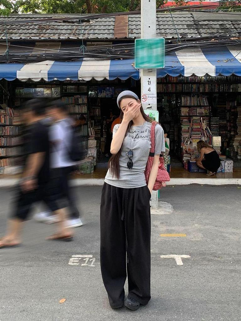 Damen Graues Amerikanisches Retro Buchstabenprint Schulter-T-Shirt - Schlankmachendes Kurzes Oberteil für Sommer 2025